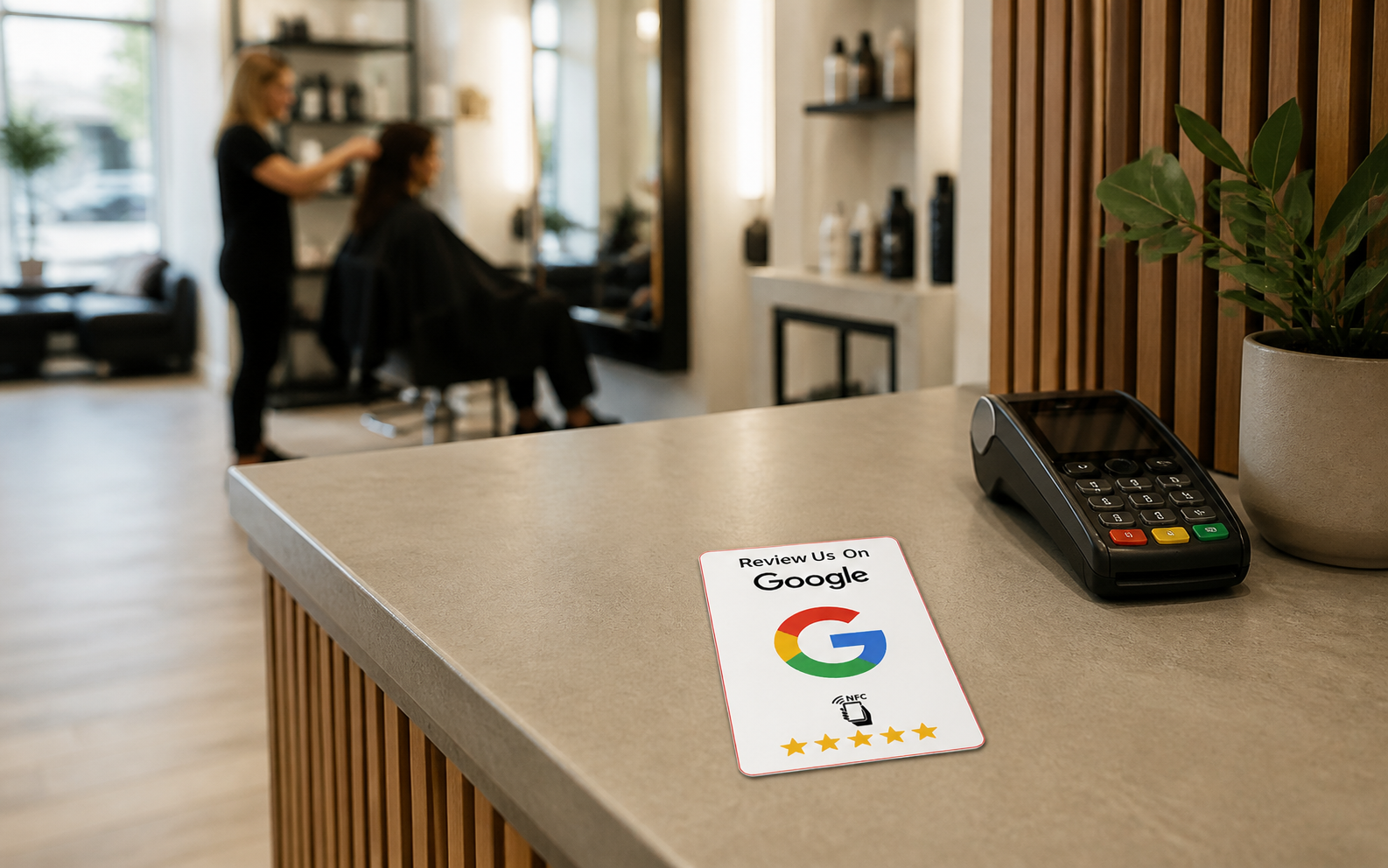 AnmeldNemt NFC-anmeldelseskort ved betalingsområdet i en frisørsalon