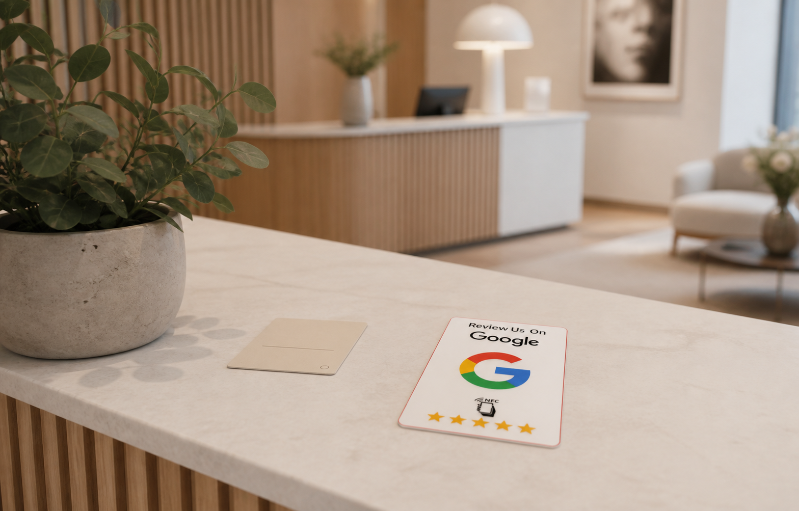 AnmeldNemt NFC-anmeldelseskort på receptionsdisken i en rolig klinik