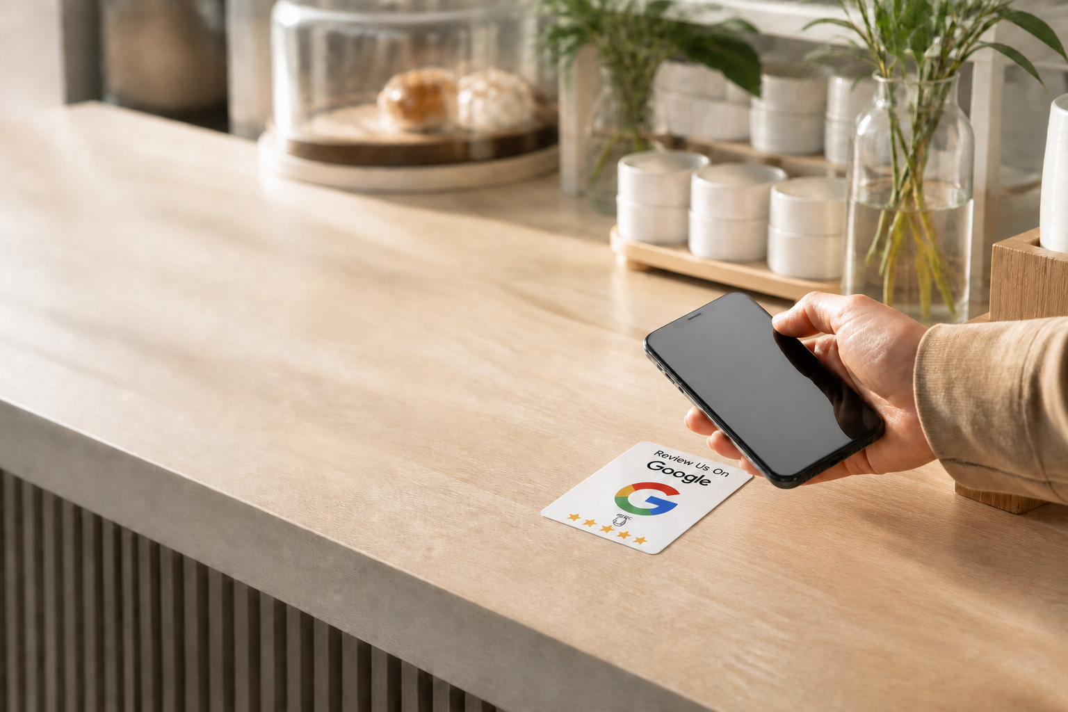 En telefon holdes tæt på et hvidt NFC-kort
